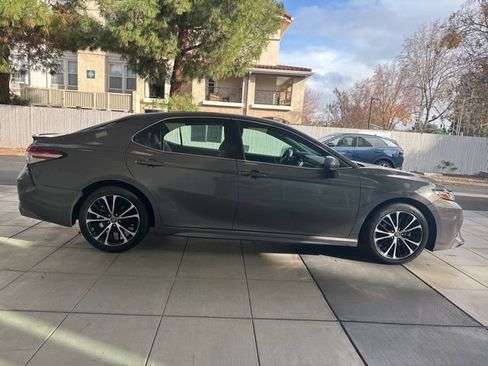 Used 2020 Toyota Camry SE image 6