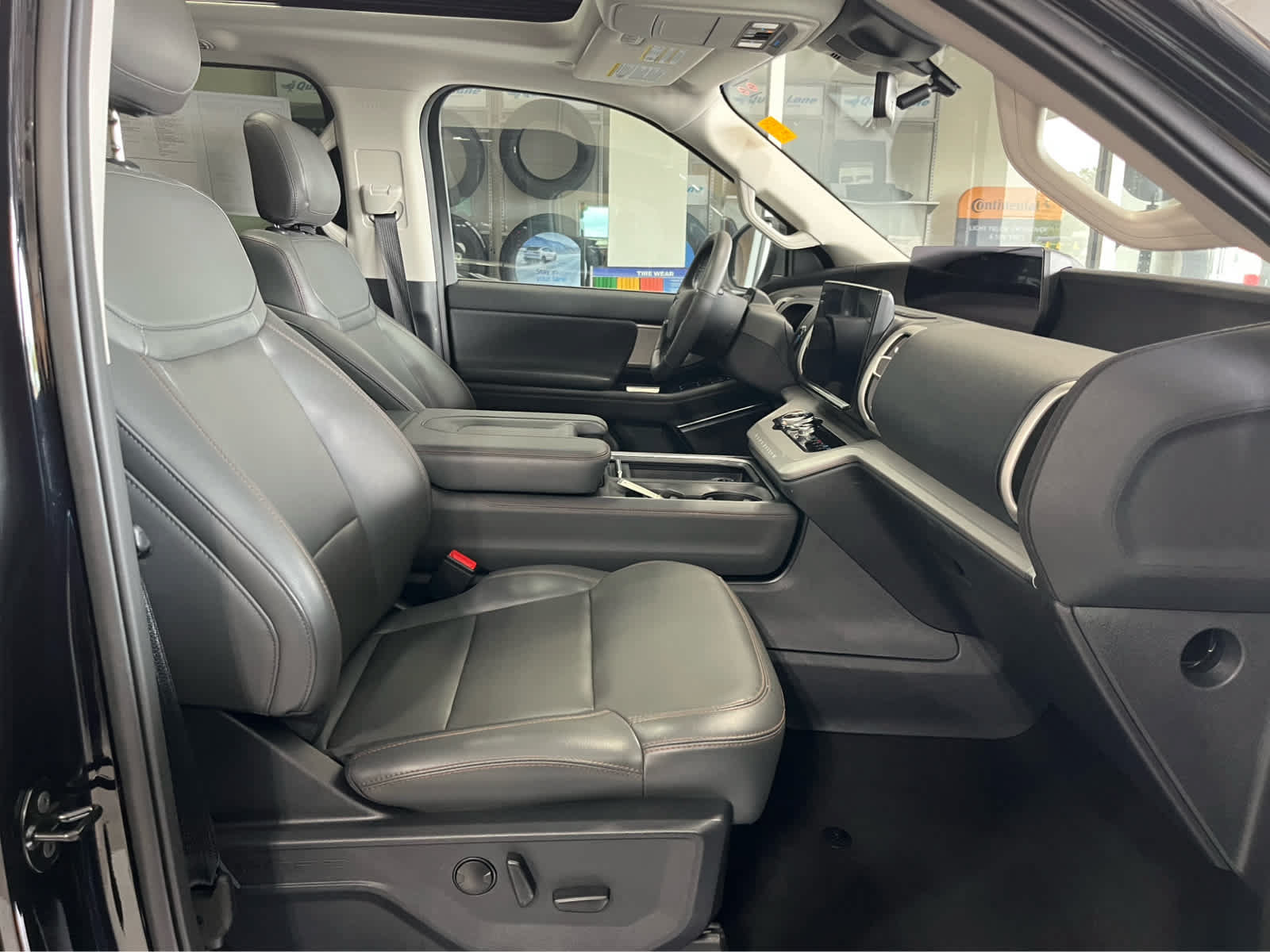 Used 2025 Ford Expedition Active AWD/4WD image 39