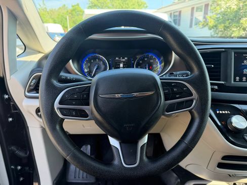 Used 2020 Chrysler Voyager L FWD image 23