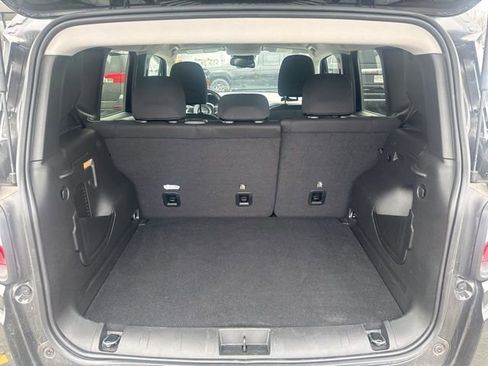 Used 2023 Jeep Renegade Latitude w/ Premium Group image 9