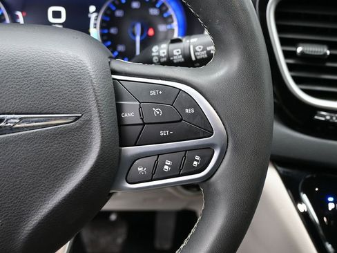 Used 2024 Chrysler Pacifica Touring-L image 20