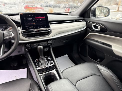 Used 2025 Jeep Compass Limited image 22