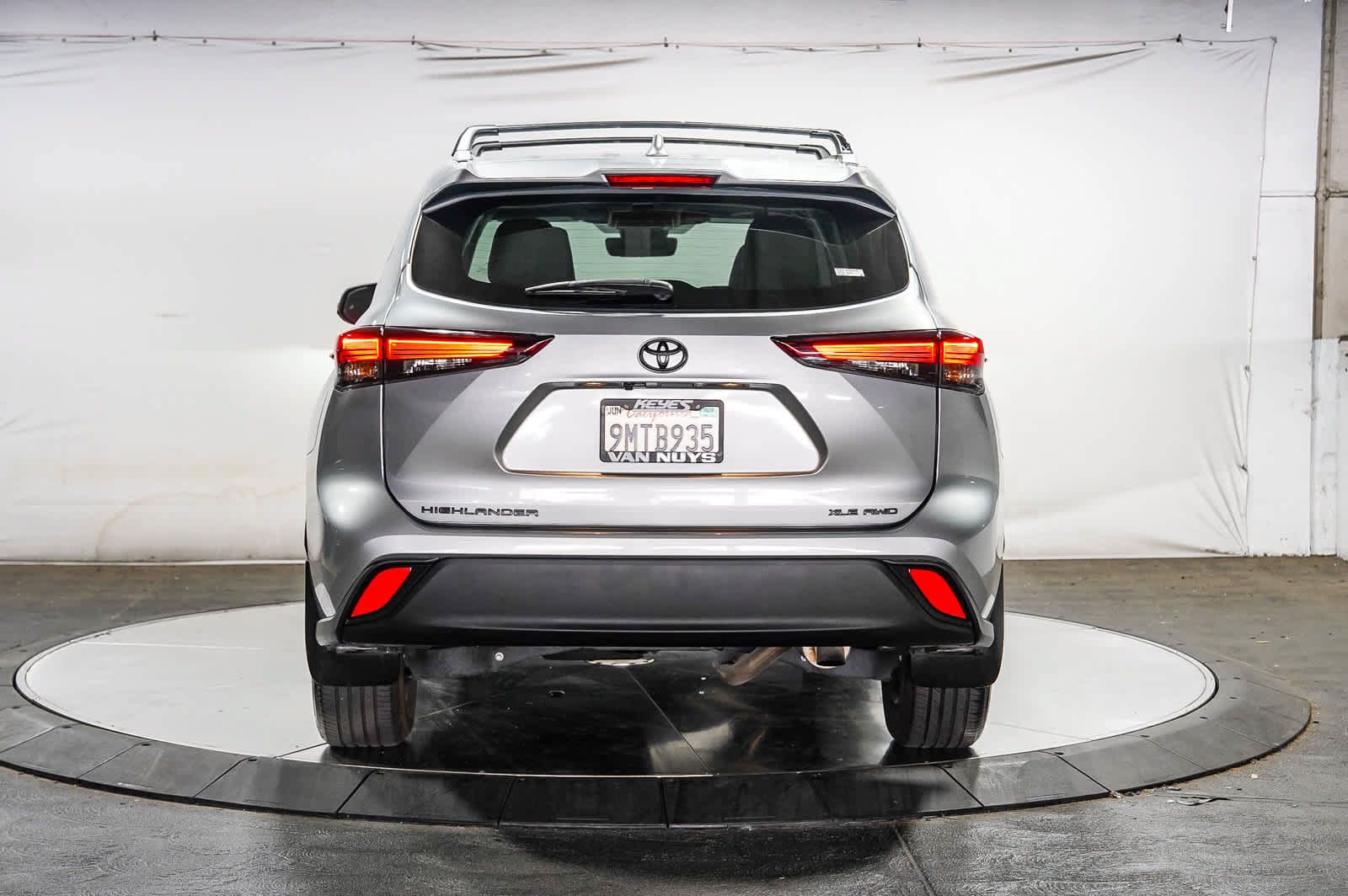 Used 2024 Toyota Highlander XLE AWD/4WD image 3