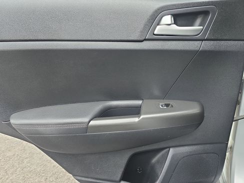 Used 2020 Kia Sportage LX image 25