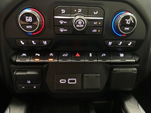 Used 2020 Chevrolet Silverado 1500 High Country w/ Technology Package AWD/4WD image 18