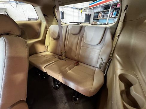 Used 2018 Kia Sedona LX image 15