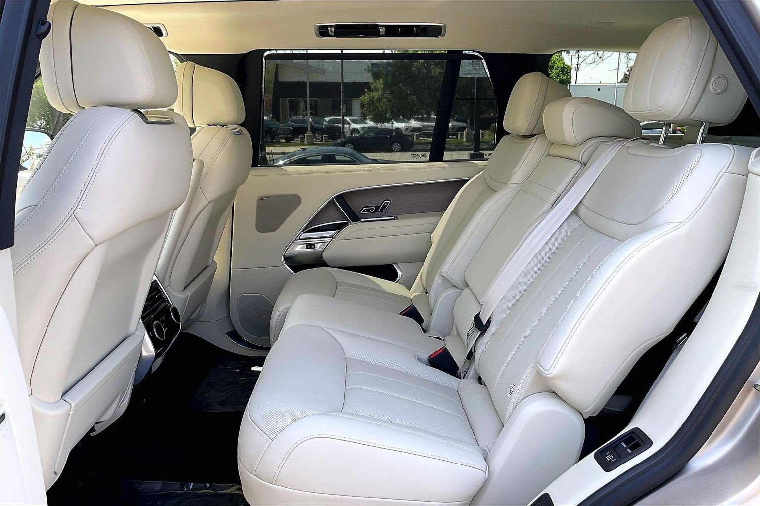 New 2026 Land Rover Range Rover Long Wheelbase SE AWD/4WD image 17