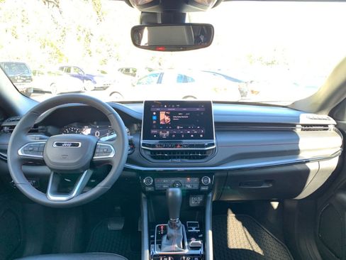 Used 2025 Jeep Compass Trailhawk image 32