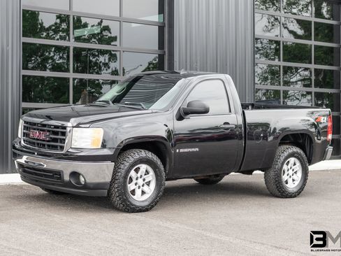 Used 2008 GMC Sierra 1500 SLE w/ Z71 Off-Road Package AWD/4WD image 2