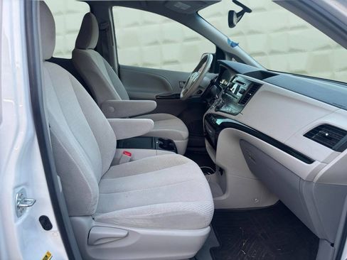 Used 2014 Toyota Sienna LE FWD image 13