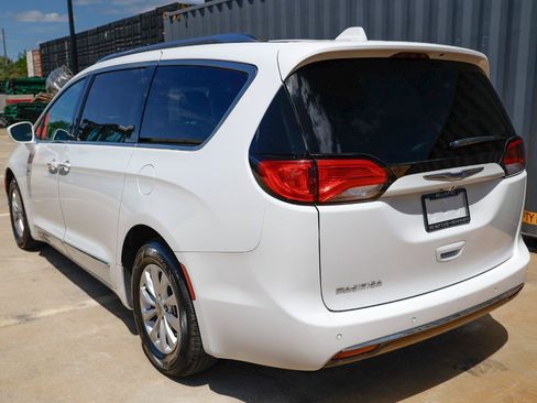 Used 2019 Chrysler Pacifica Touring-L FWD image 4