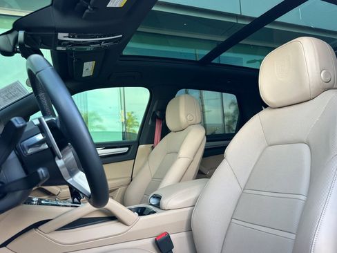 Used 2023 Porsche Cayenne Platinum Edition image 5