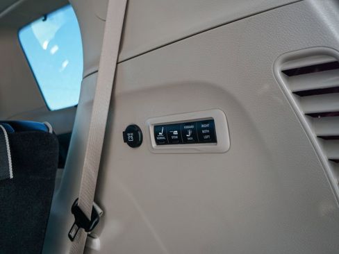 Used 2021 Chrysler Pacifica Limited w/ Uconnect Theater Family Group image 11