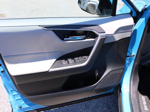 Used 2020 Toyota RAV4 XLE Premium FWD image 17