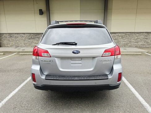 Used 2011 Subaru Outback 2.5i Premium w/ All-Weather Pkg AWD/4WD image 4