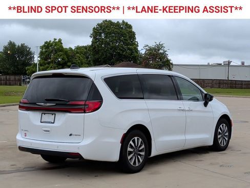 Used 2024 Chrysler Pacifica Limited FWD image 8
