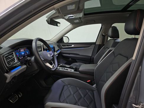 Used 2024 Volkswagen Atlas Peak Edition SE image 7