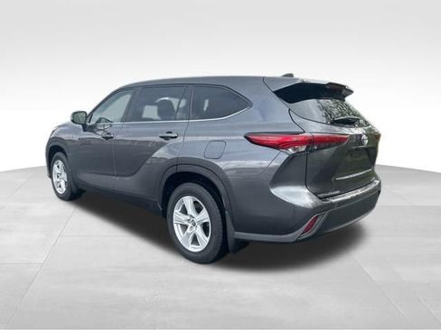 Used 2023 Toyota Highlander LE AWD/4WD image 3