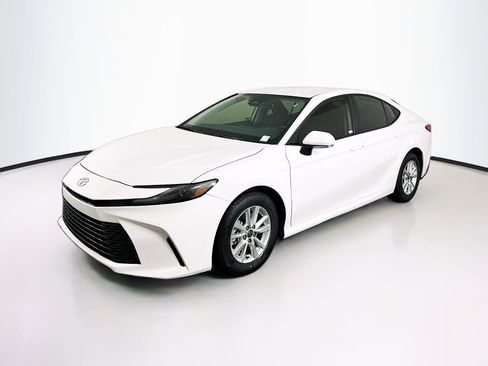 Used 2025 Toyota Camry LE image 3