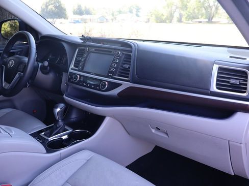Used 2014 Toyota Highlander Limited FWD image 17