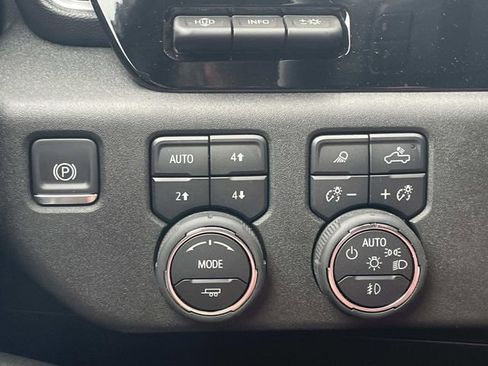 Used 2025 Chevrolet Silverado 1500 High Country w/ Technology Package AWD/4WD image 30