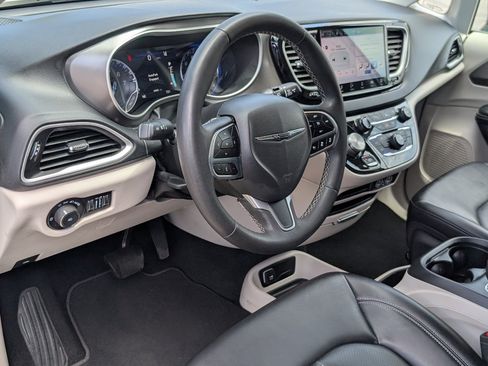 Used 2024 Chrysler Pacifica Touring-L FWD image 15