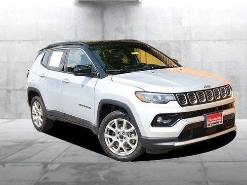 Used 2025 Jeep Compass Limited AWD/4WD image 2