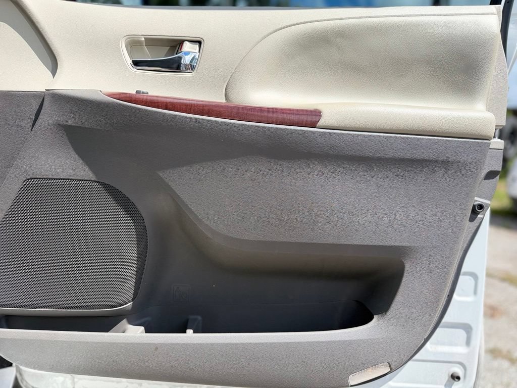 Used 2014 Toyota Sienna XLE FWD image 16