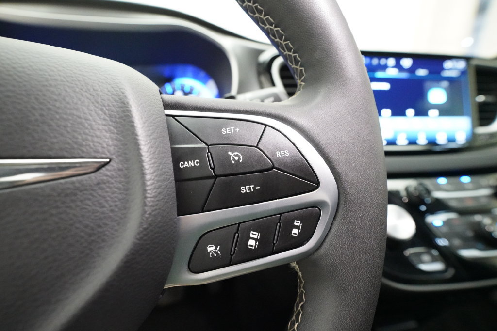 Used 2025 Chrysler Pacifica Select FWD image 20