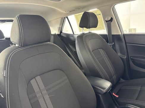Used 2025 Hyundai Venue SEL FWD image 29