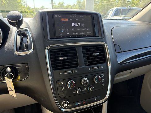 Used 2019 Dodge Grand Caravan SE w/ Power Convenience Group I FWD image 14