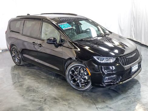 Used 2025 Chrysler Pacifica Limited FWD image 6
