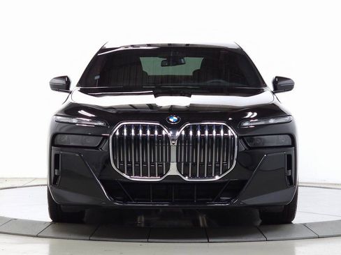 Used 2025 BMW 760i xDrive w/ Executive Package image 2