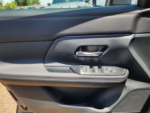 New 2025 Nissan Kicks SR image 9