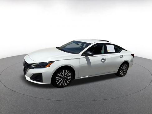 Used 2025 Nissan Altima 2.5 SV FWD image 8