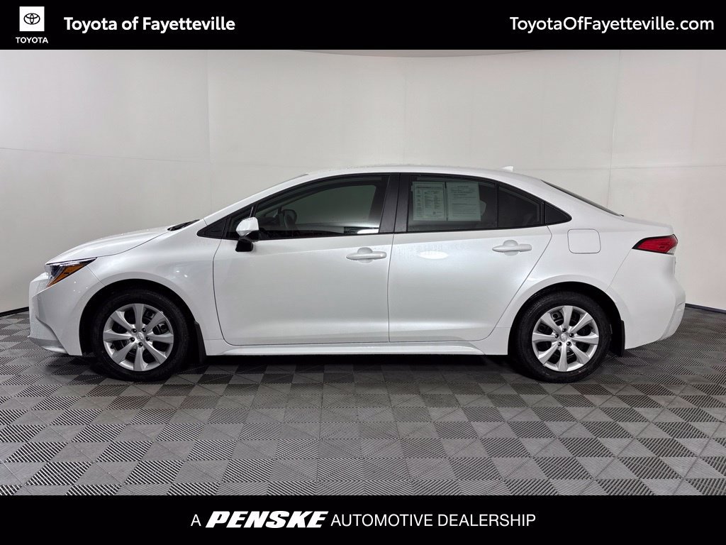 Used 2027 Toyota Corolla LE FWD image 2