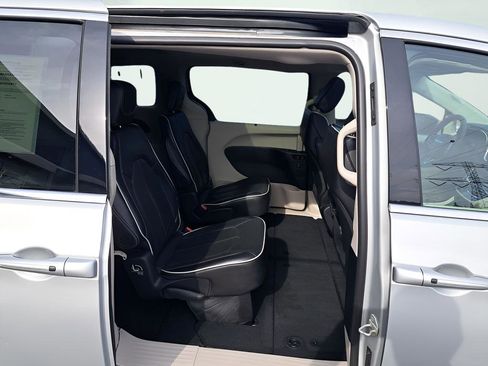 Used 2024 Chrysler Pacifica Limited FWD image 14