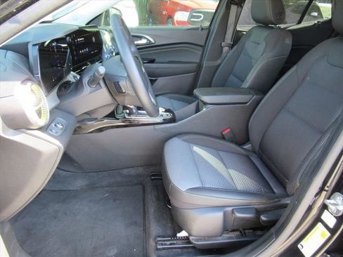 Used 2024 Chevrolet Trax LT w/ Driver Confidence Package FWD image 16