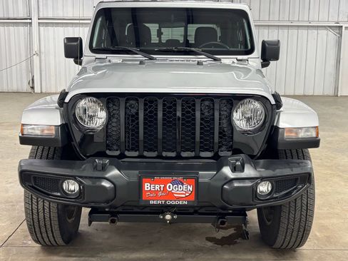Used 2022 Jeep Gladiator Sport AWD/4WD image 2