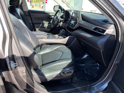 Used 2024 Toyota Highlander XLE image 10