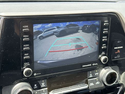 Used 2022 Toyota Highlander LE image 22