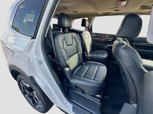 Certified 2024 Kia Telluride S w/ S Sunroof Package AWD/4WD image 29