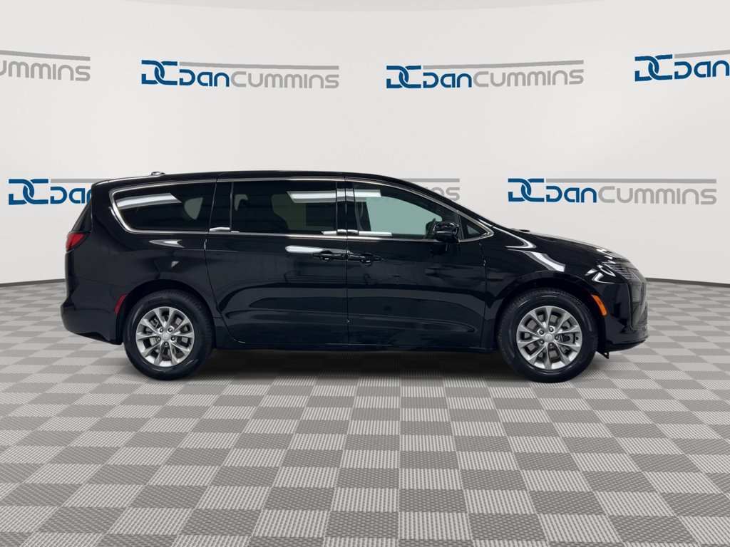 New 2027 Chrysler Pacifica Select w/ Family Tech Group AWD/4WD image 9