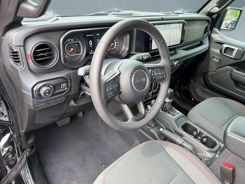 Used 2025 Jeep Gladiator Rubicon w/ Technology Group AWD/4WD image 4