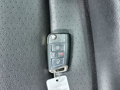 Used 2016 Volkswagen Golf SE image 28