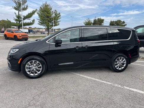 New 2026 Chrysler Pacifica Select image 16