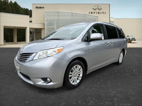Used 2013 Toyota Sienna XLE w/ Entertainment Pkg FWD image 1