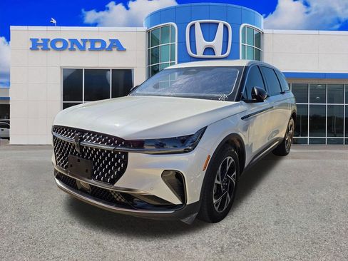Used 2025 Lincoln Nautilus Premier w/ Equipment Group 102A AWD/4WD image 5