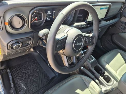Used 2025 Jeep Gladiator Mojave AWD/4WD image 10