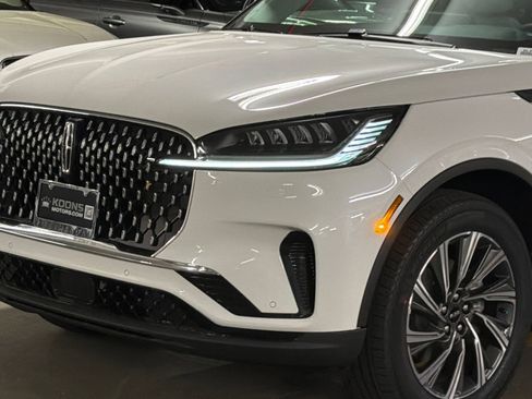 New 2026 Lincoln Aviator AWD image 2